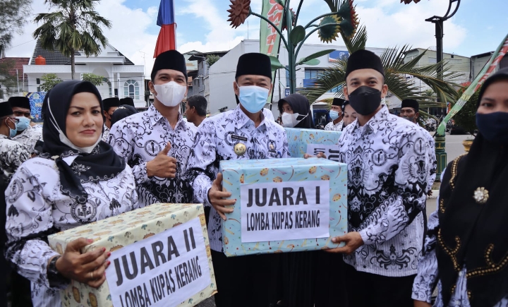 Peringatan HGN dan HUT PGRI, Bupati Afrizal Sintong Bacakan Amanat Mendikbud Ristek