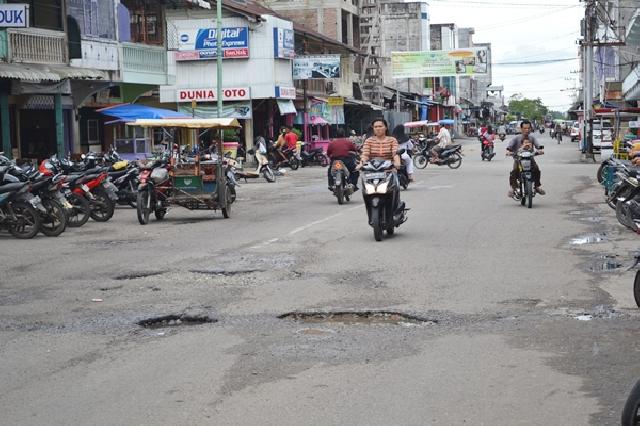 Risih Banyak Jalan Berlubang, Bupati Suyatno Minta Dinas BMP Perbaiki