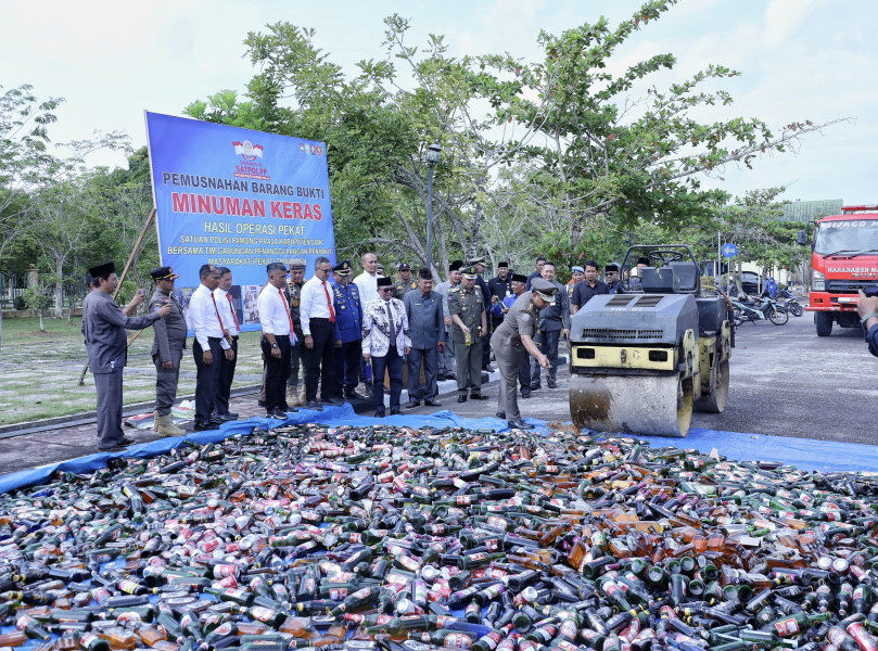 Ribuan Botol Miras Dimusnakan, Hasil Operasi Selama 2 Tahun