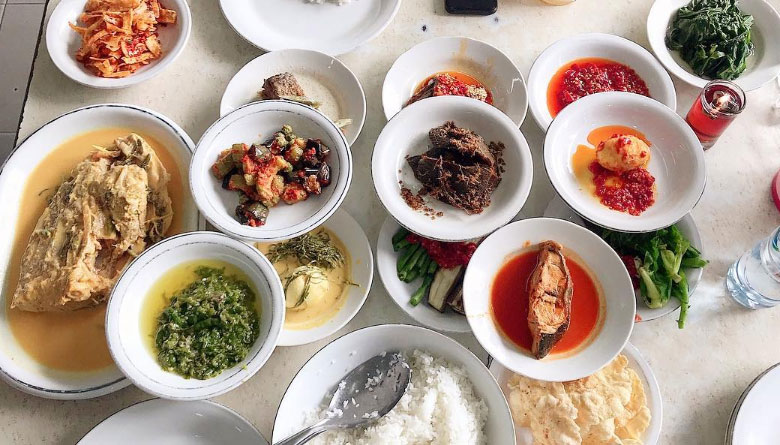 Rekomendasi Tempat Makan Legendaris dan Favorit di Padang