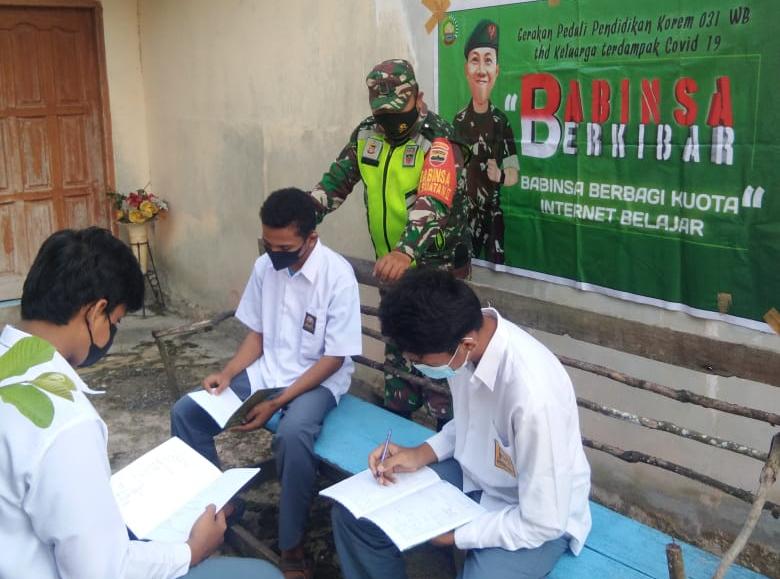 Gunakan Seragam Sekolah, Serma Syafri Beri Belajar Tambahan Kepada Siswa Buatan Dua