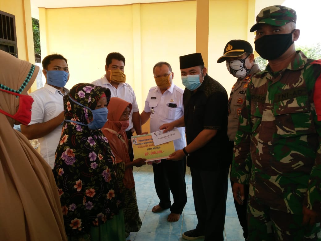 Dampingi Camat Husnizal, Imustiar Serahkan BLT-DD Desa Pangkalan Tampoi