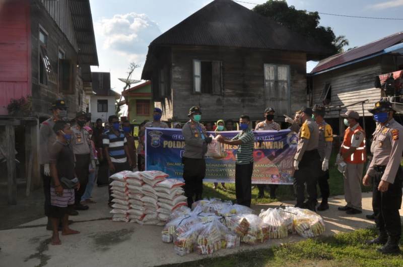 Bhakti Sosial Dampak Covid-19, Polres Pelalawan dan Polsek Jajaran Bagikan Sembako ke Masyarakat