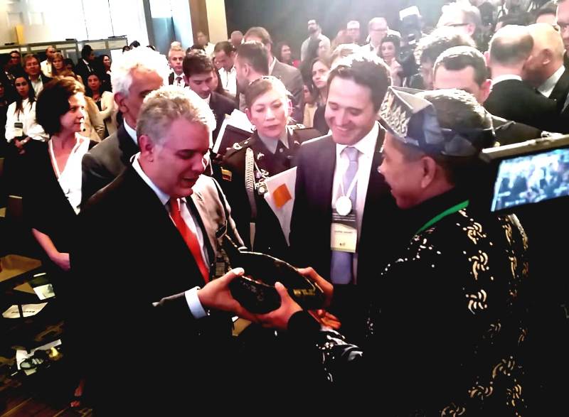 Bupati Alfedri Hadiahi Presiden Kolombia Ivan Duque Marquez Tanjak Siak