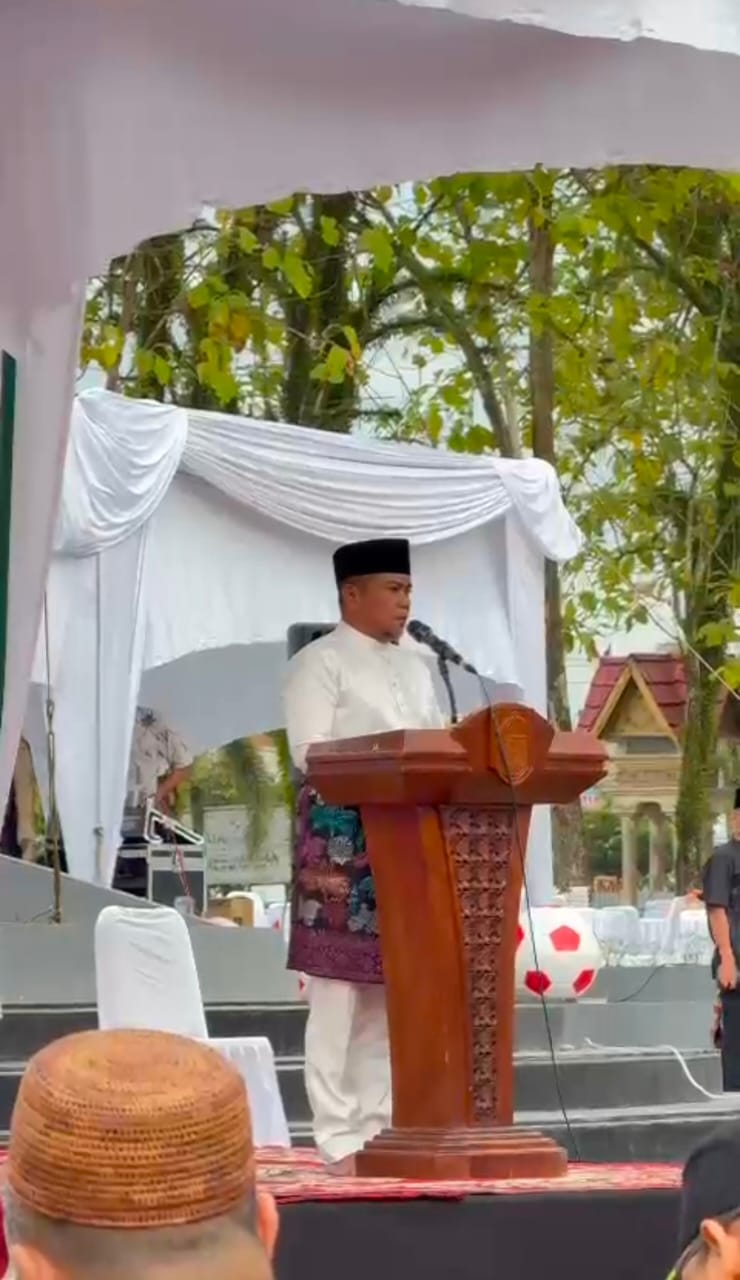 Sholat Idul Adha di Lapangan Mini Soccer Pangkalan Kerinci, Ini Yang Disampaikan Bupati Zukri