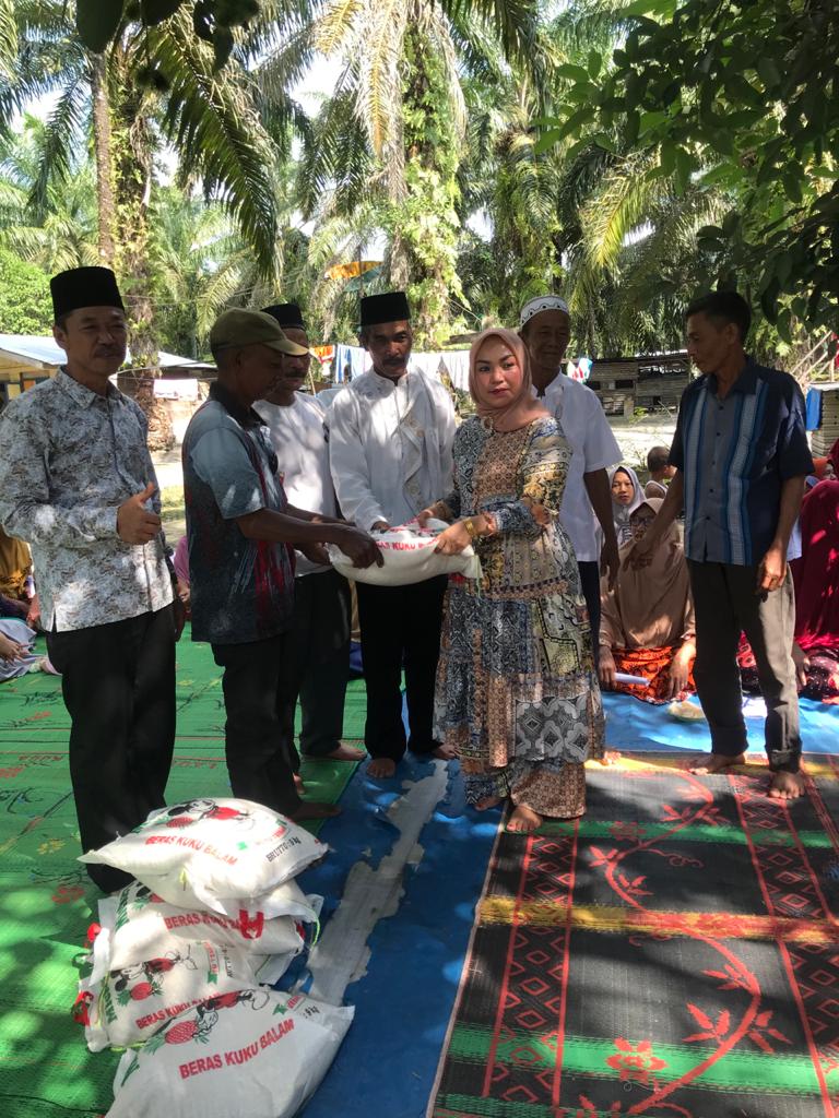 Peduli Nasib Mak Mak Terdampak Covid, Ketua Kasgoro Rohil Bagikan Sembako