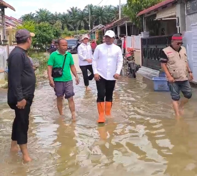 Bupati Zukri Tinjau Lokasi Banjir di Pangkalan Kerinci.