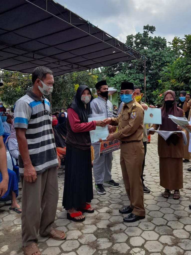 Bupati Harris Serahkan BLT Provinsi dan Kabupaten Pelalawan di Kecamatan Bunut