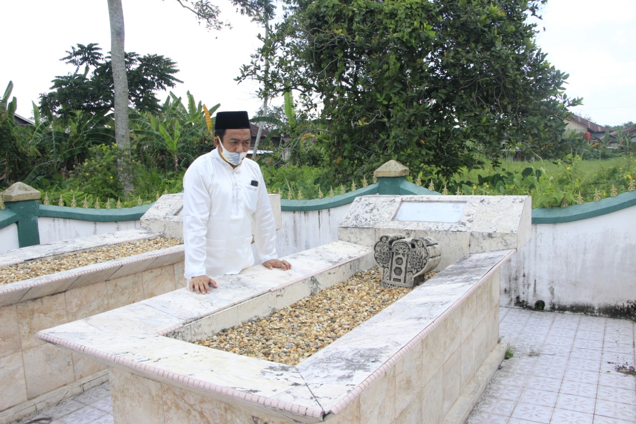 Usai Cabut Nomor Urut, Rizal Zamzami-Yoghi Susilo Ziarah ke Makam Bupati Encik Ali