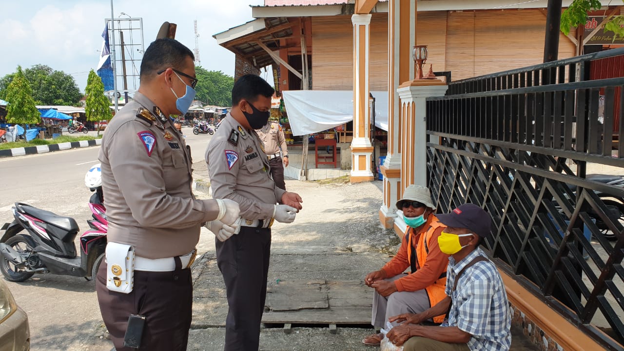 Dampak Covid-19, Satlantas Polres Siak Bagikan 50 Nasi Bungkus Buat Warga Tualang