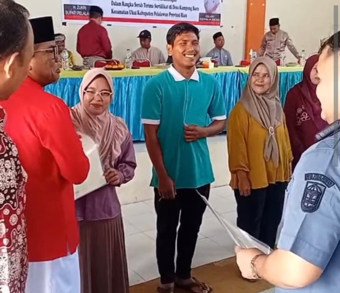 Bupati Zukri Hadiri Penyerahan Sertifikat Redistribusi Tanah Di Ukui