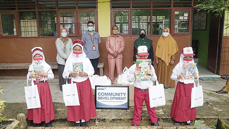 Cegah Siswa Jenuh Selama Pandemi, PT. RAPP dan PT APR Salurkan 607 Paket Buku