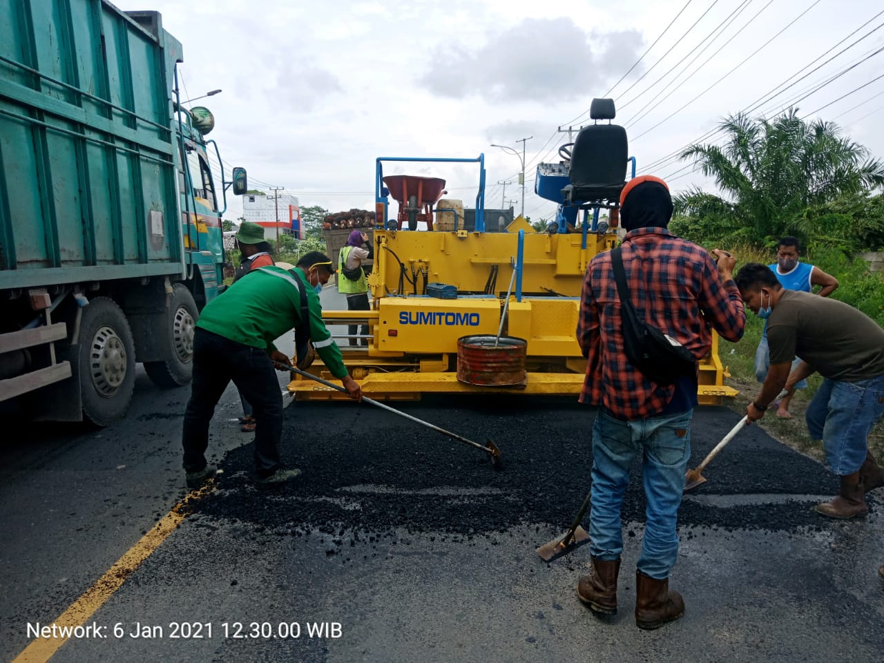 Jalan Rengat - Pematang Reba Aspal Licin dan Makan Korban, Akhirnya Diperbaiki