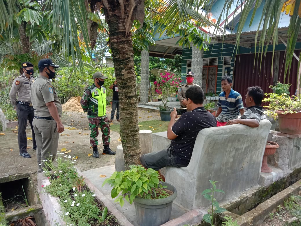 Adaptasi Kebiasaan Baru, Serda Purnomo Door To Door ke Toko maupun Rumah Makan KM 11 Koto Gasib