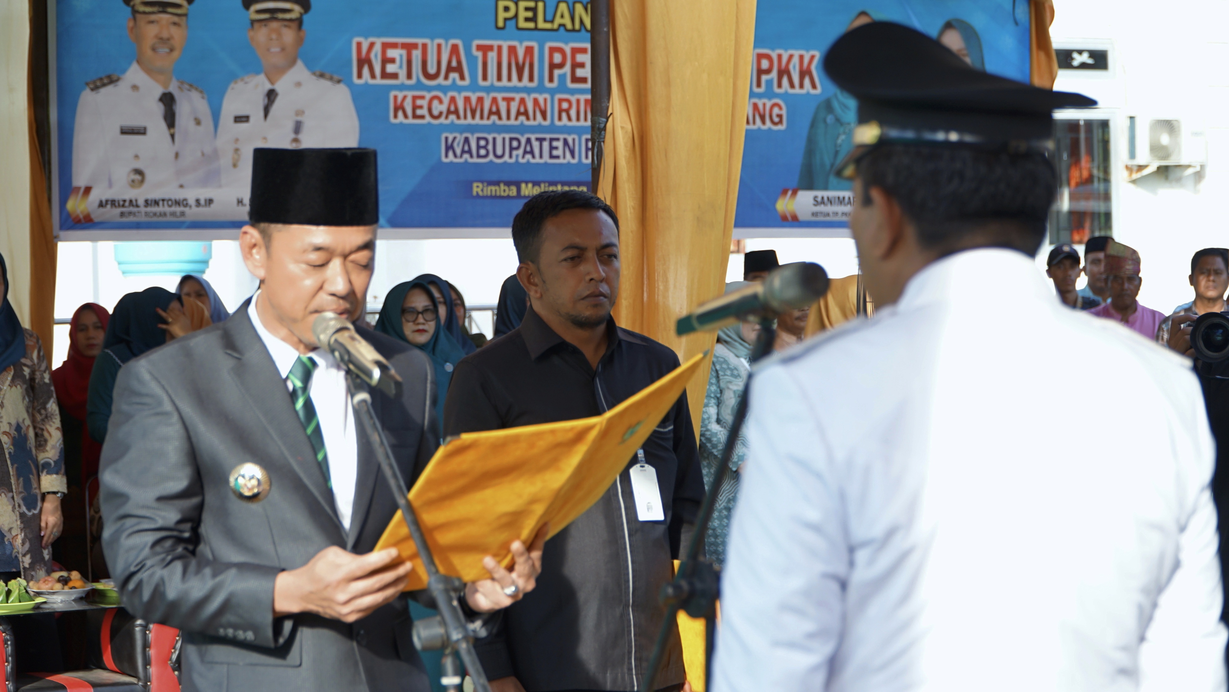 Lantik H Sukirman Sebagai Camat Rimba Melintang, Bupati Sebut Gaji RT/RW Bakal Naik