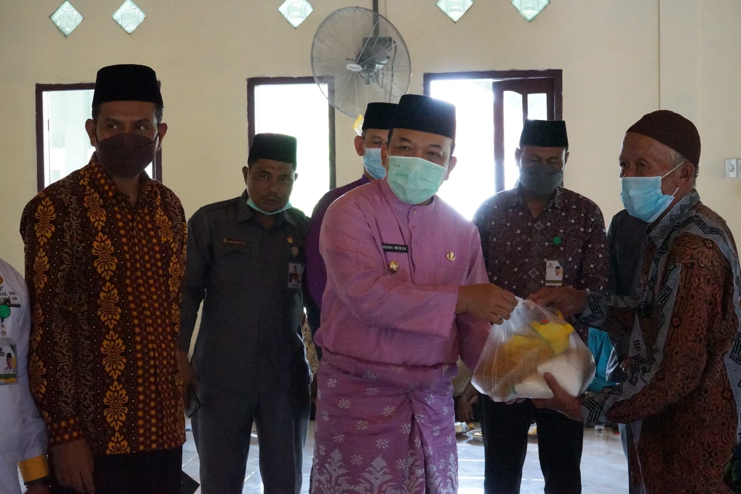 Serahkan zakat pola Konsumtif, Mustahiq Bisa Menjadi Muzakki Kedepannya