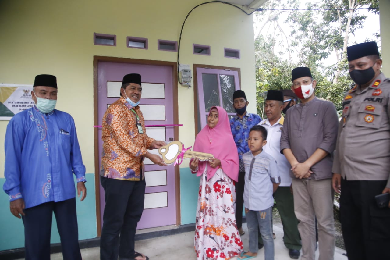 Alfedri Salurkan Zakat Tahap III di Sungai Apit Dan Sabak Auh Kepada Masyarakat Terdampak Covid-19