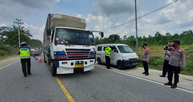 Didampingi Kabag Ops dan Kasat Lantas, AKBP Indra Wijatmiko Tinjau Penyekatan di Perbatasan