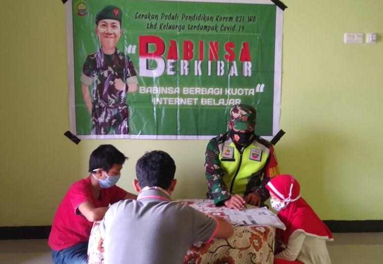Agar Berprestasi, Serda Laila Syahdanur Bimbing Siswa Empang Pandan Belajar Daring