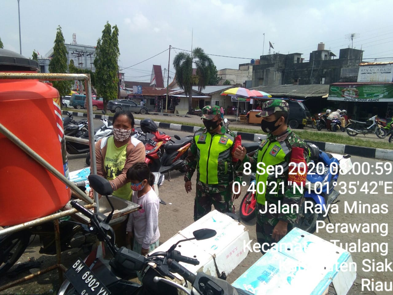 Pastikan Warga Tualang Pakai Masker, Serda Uuk Sudarijanto Sisir Tiga Tempat