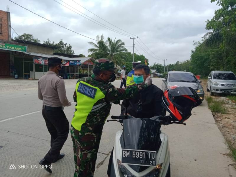 Serda Uuk Sudarijanto Cek Kendaraan Yang Melintas di Kampung Maredan