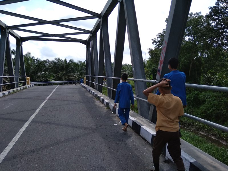 Siswa SMPN 4 Tualang Diduga Bolos Sampai Ke Jembatan Tri Pejuangsa, Guru Terkesan Membiarkan