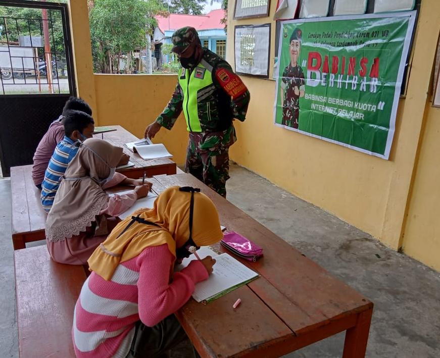 Bimbing Belajar Daring, Serda Sahidin Berharap Siswa Sengkemang Tetap Eksis