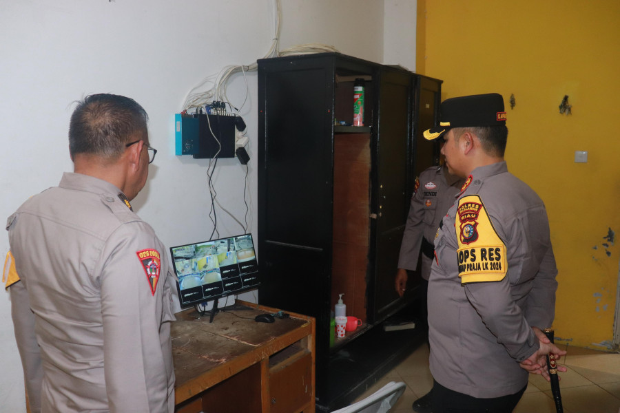 Pastikan Kondisi Gudang Logistik Aman, Kapolres Pelalawan Lakukan Pengecekan dan Tekankan Petugas Jaga Tetap Waspada