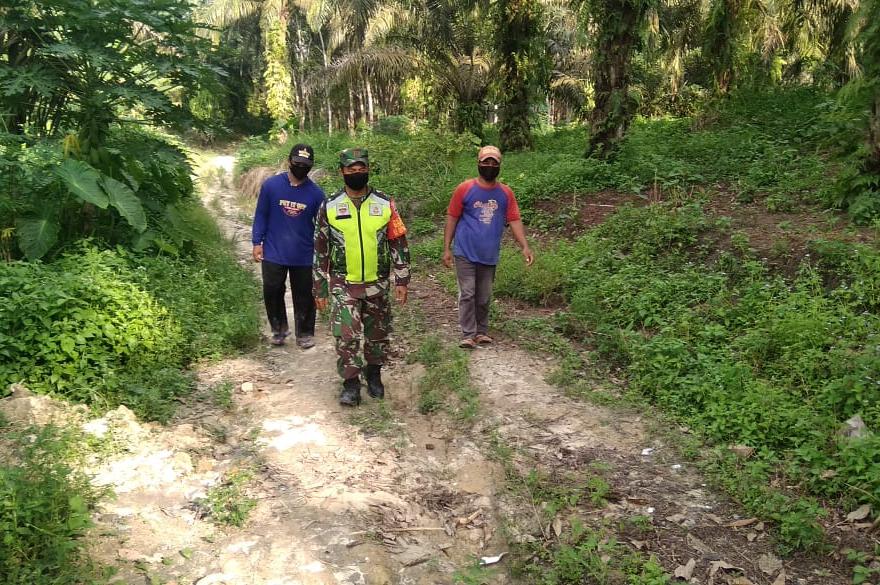 Cegah Karhutla, Serda Laila Syahdanur Cek Kebun Warga Maupun Perusahaan