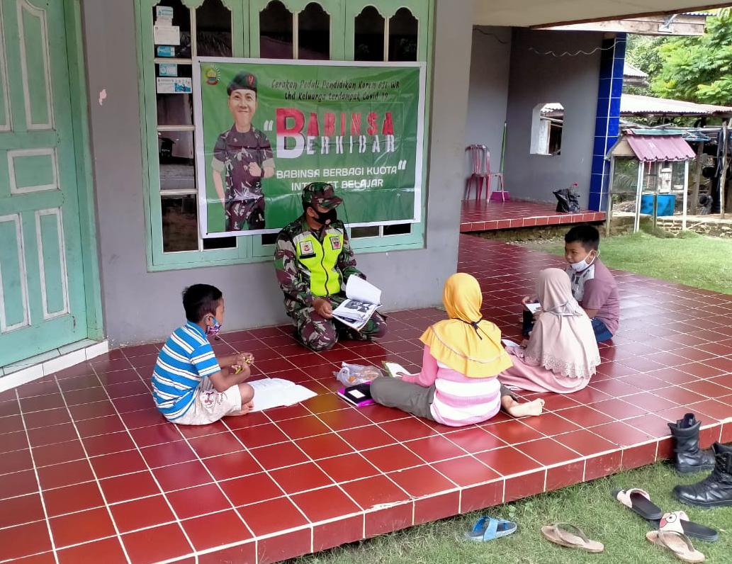 Peduli Pendidikan, Serka Edy Suprianto Jadi Guru Untuk Siswa Tasik Seminai