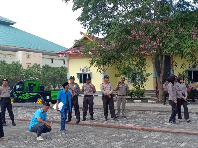 Camat Lebih memilih Berteduh Dan Bermain Handphone