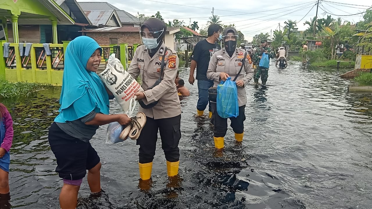 Polri dan TNI Bantu Warga Terdampak Banjir di Bagansiapiapi