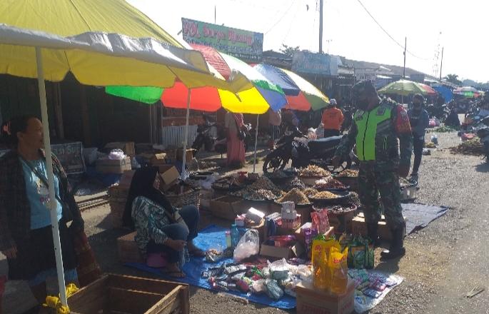 Wajibkan Prokes, Serda Venus Luberto Sisir 3 Lokasi di Kota Industri