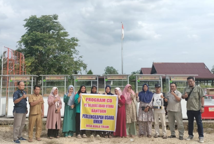 UMKM Usaha Maju Desa Kuala Tolam Terima Bantuan Etalase dan Peralatan Usaha