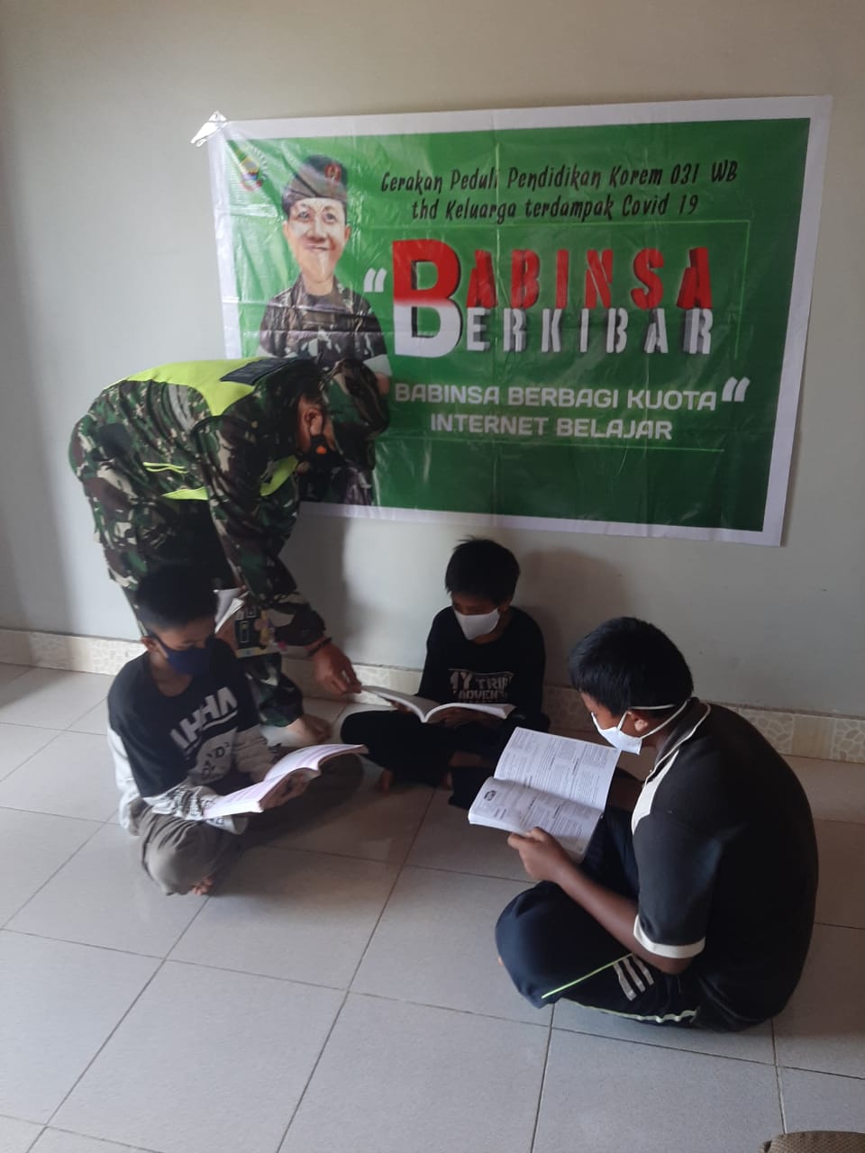 Peduli Pendidikan, Serda Sarju Pastikan Siswa Tualang Bisa Belajar Daring