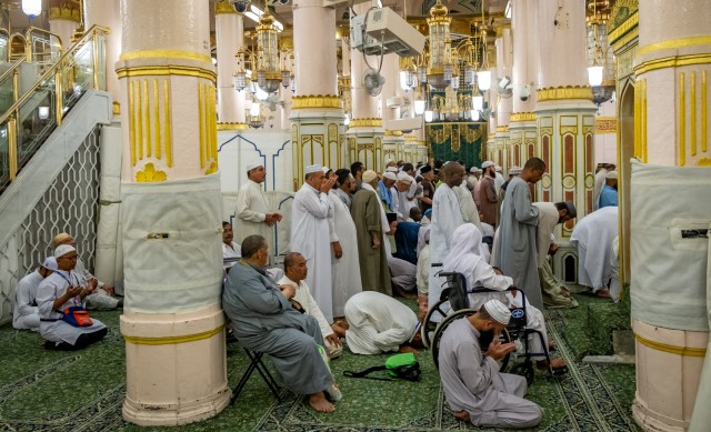 Suhu 40 Derajat di Madinah, Jemaah Haji Jangan Sampai Hilang Sandal Saat Shalat di Masjid Nabawi