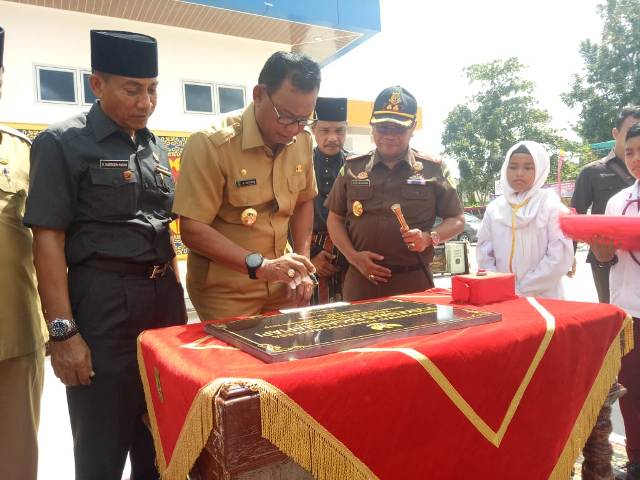 Bupati Suyatno Tanda Tangani Prasasti Gedung Puskesmas Terindah di Provinsi Riau