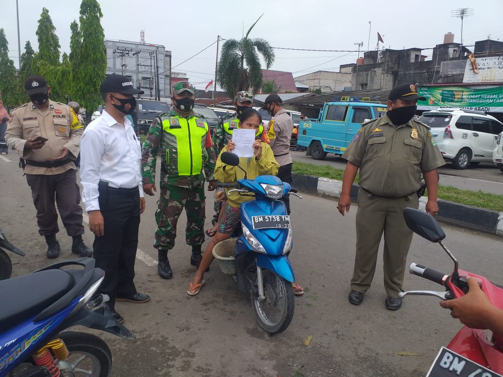 Usai Berfoto, Serda Venus Luberto Tindak Dua Orang Pelanggar Prokes