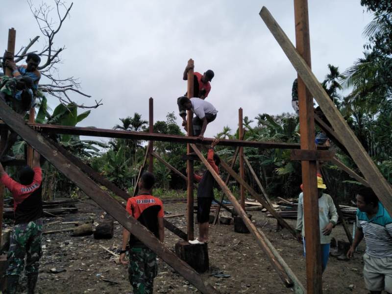 Galakkan Budaya Gotong Royong, Satgas Raider 300 Lakukan Goro Membangun Rumah