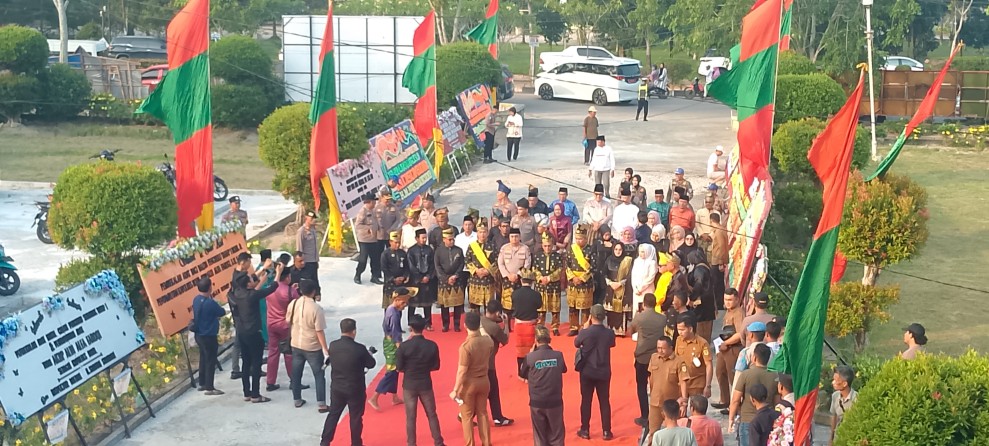 Pasang Tanjak & Selempang Warna Kuning Bupati H. Bistamam Sambut Kunjungan  Polres Rohil