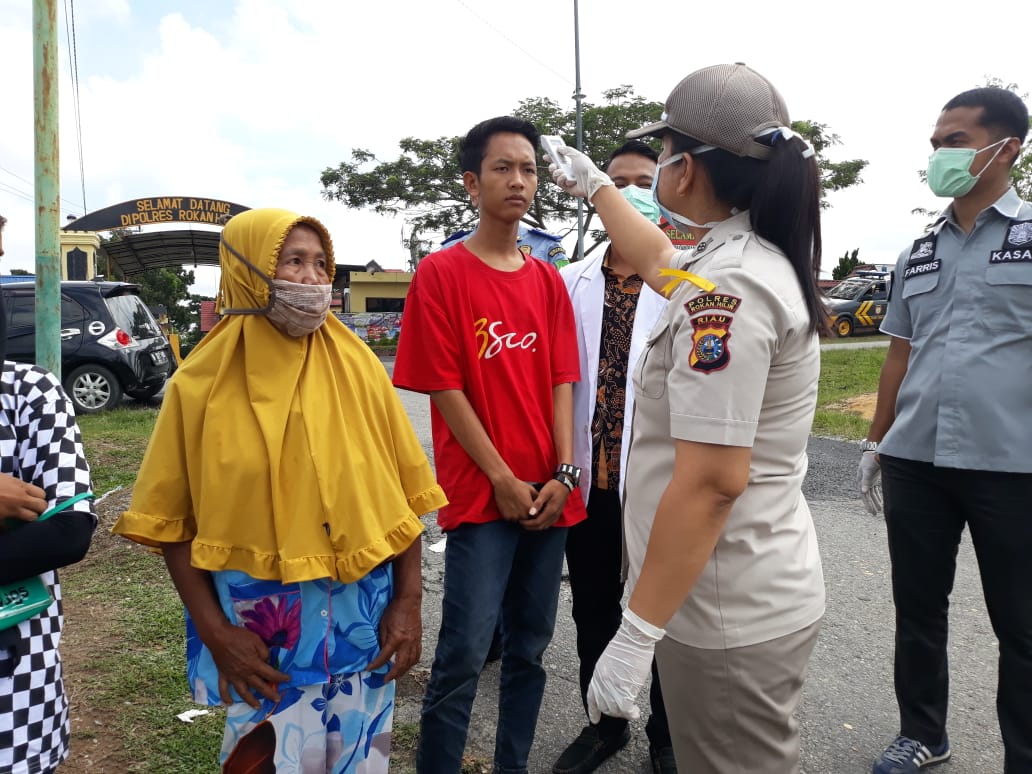 Urkes Rohil Periksa Suhu Badan Penumpang Bus