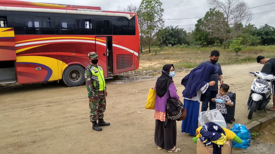 Pengamanan Nataru, Serda Laila Syahdanur Lakukan Cek Dipos Pantau Terminal Tuah Tualang