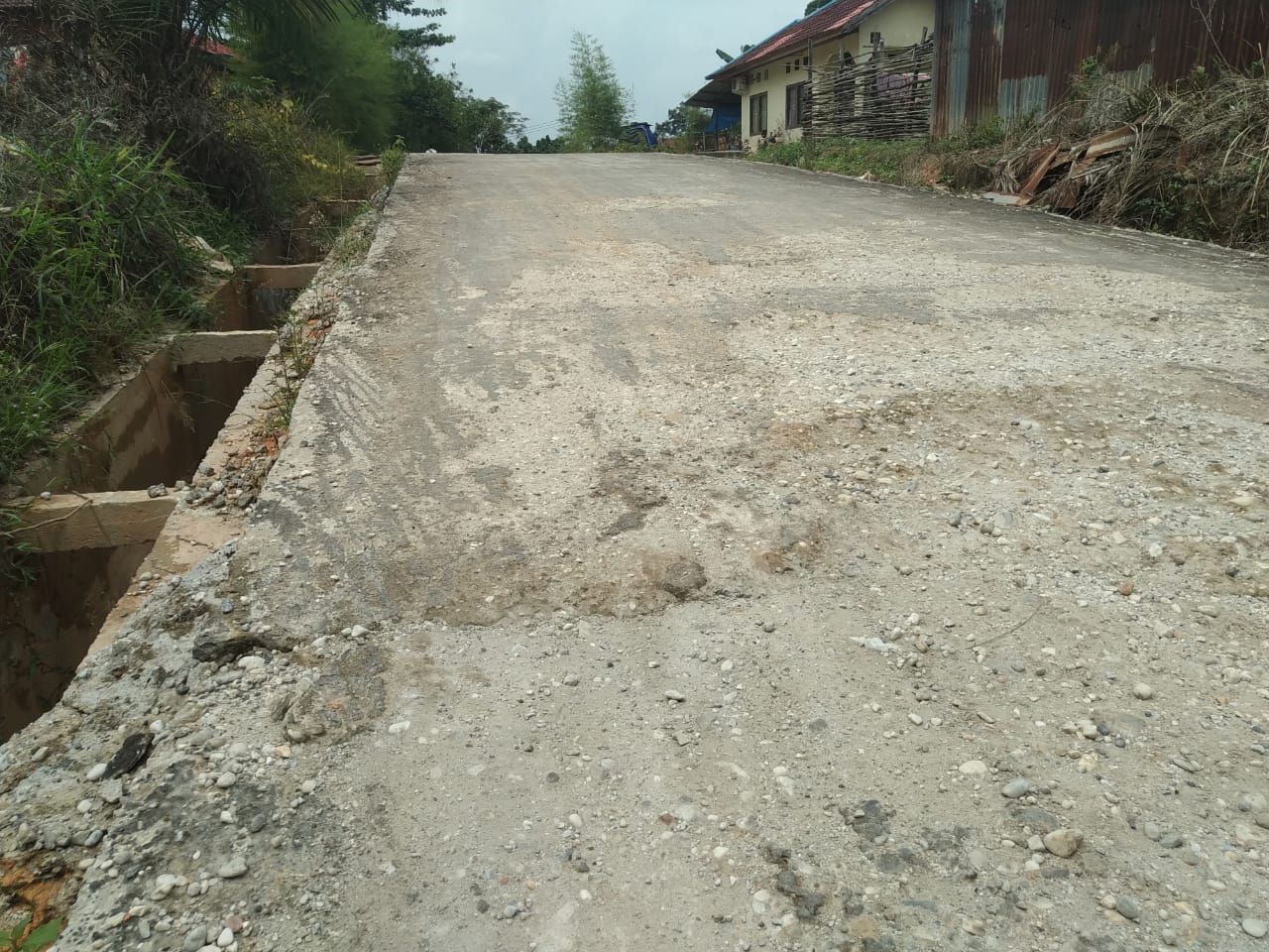 Belum Setahun, Semenisasi Jalan Pondok Satu Maredan Sudah Hancur