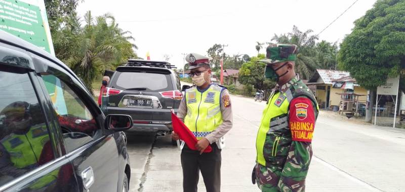 Serda Uuk Sudarijanto Periksa Pengendara Saat Lewat Pospantau Kampung Tengah