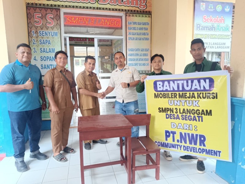 PT NWR Salurkan Bantuan 35 set Meja dan Kursi ke SMPN 3 Langgam