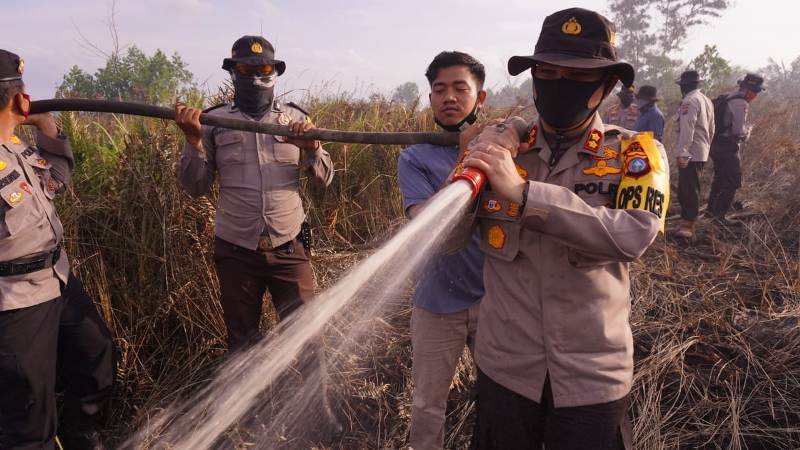 Sinergitas TNI/Polri, Pemda, dan Kaum Milenial, Berhasil Padamkan Karhutla di Desa Terusan