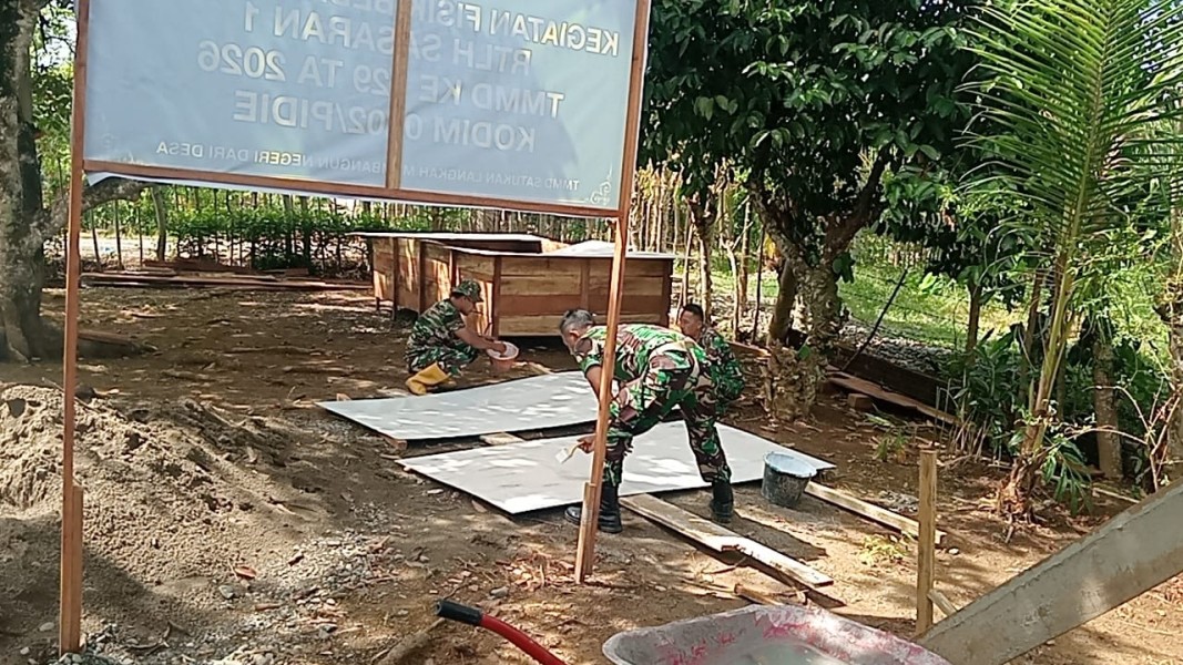 Tahap Krusial Dimulai, Satgas TMMD Ke-129 Kodim 0102/Pidie Siapkan dan Cat Plafon RTLH Nyak Ubit