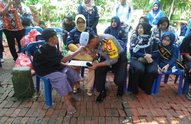 Pak Bibit, Seorang Petani Kebun Menjadi Sasaran Tim Jum'at Barokah Polresta Pekanbaru