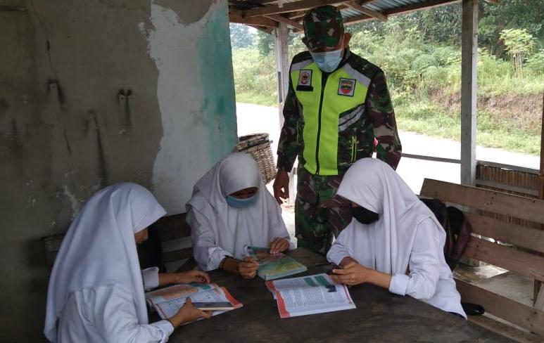 Agar Belajar Daring Berjalan Baik,  Sertu Abdon Pardosi Bimbing Siswa Kelurahan Perawang