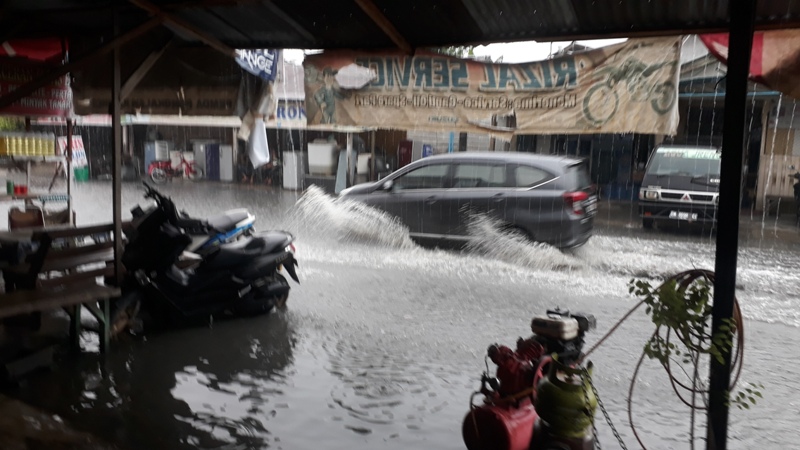 Saluran Drainase Buruk, Jalan Pemda ini Asal Hujan Pasti Kebanjiran